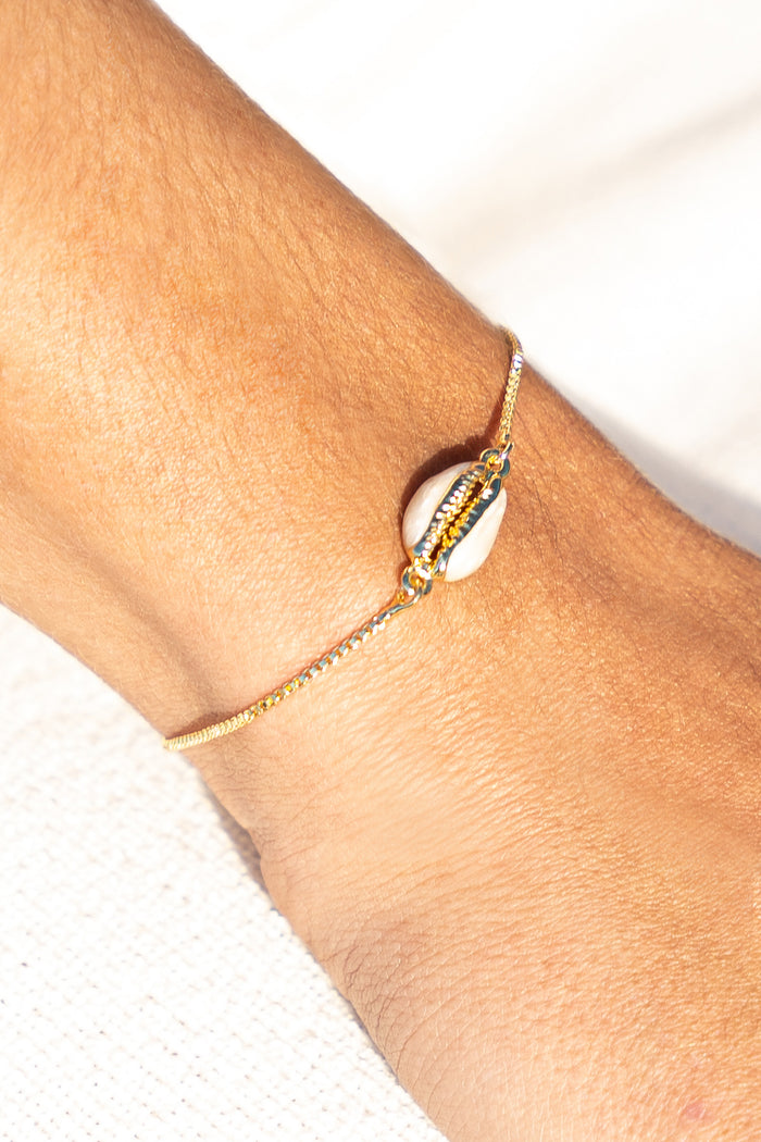 OCEAN SWELLS SHELL BRACELET