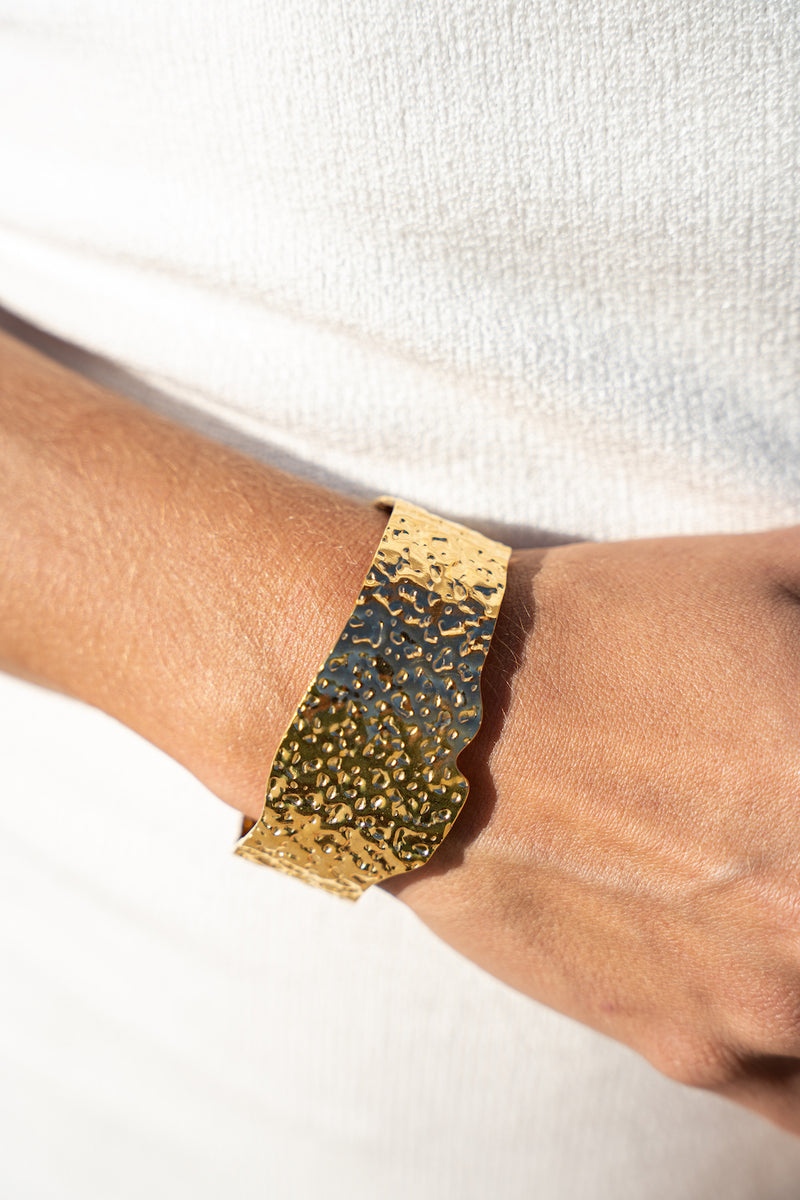 SELENA TEXTURED BRACELET