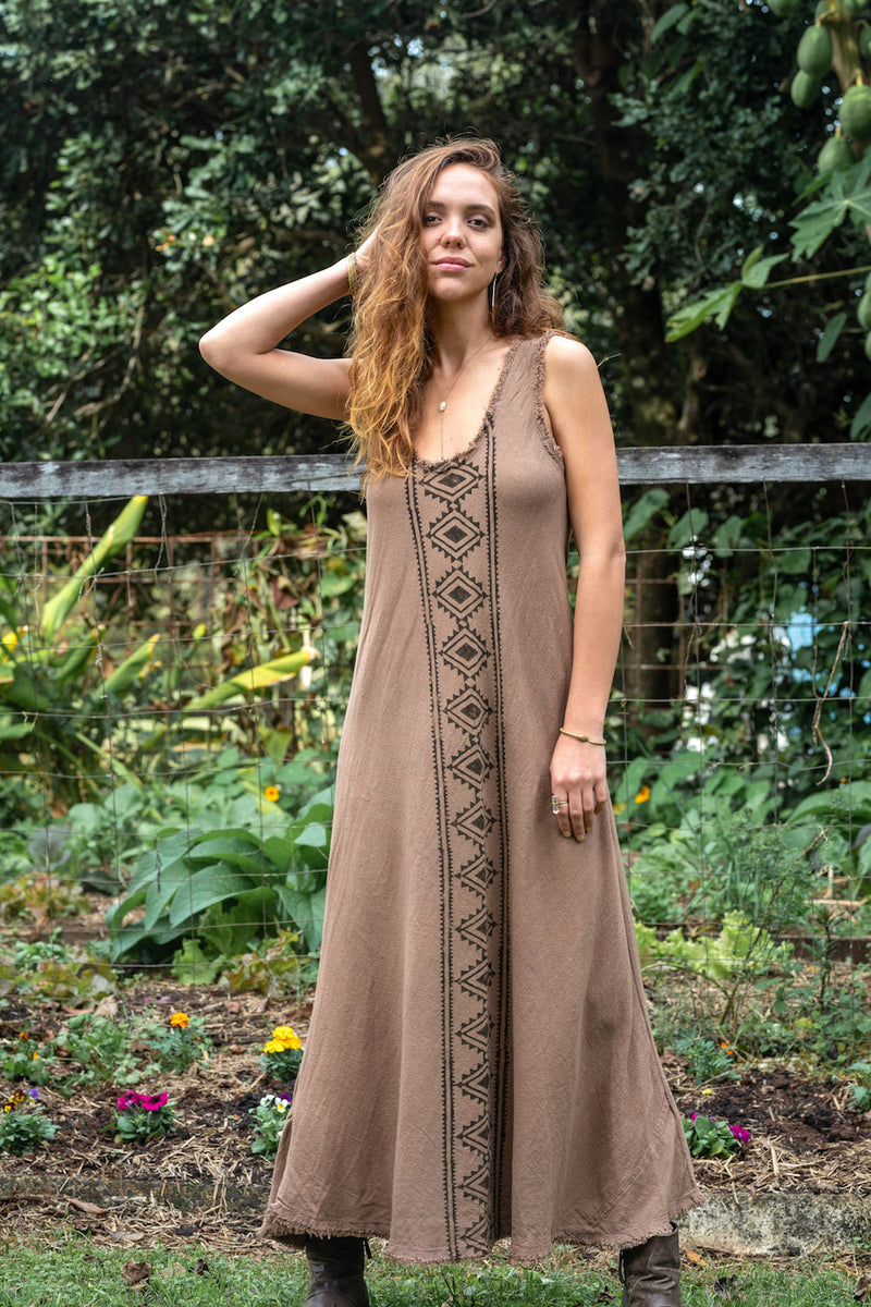 ILANA DRESS IN EARTHY BROWN